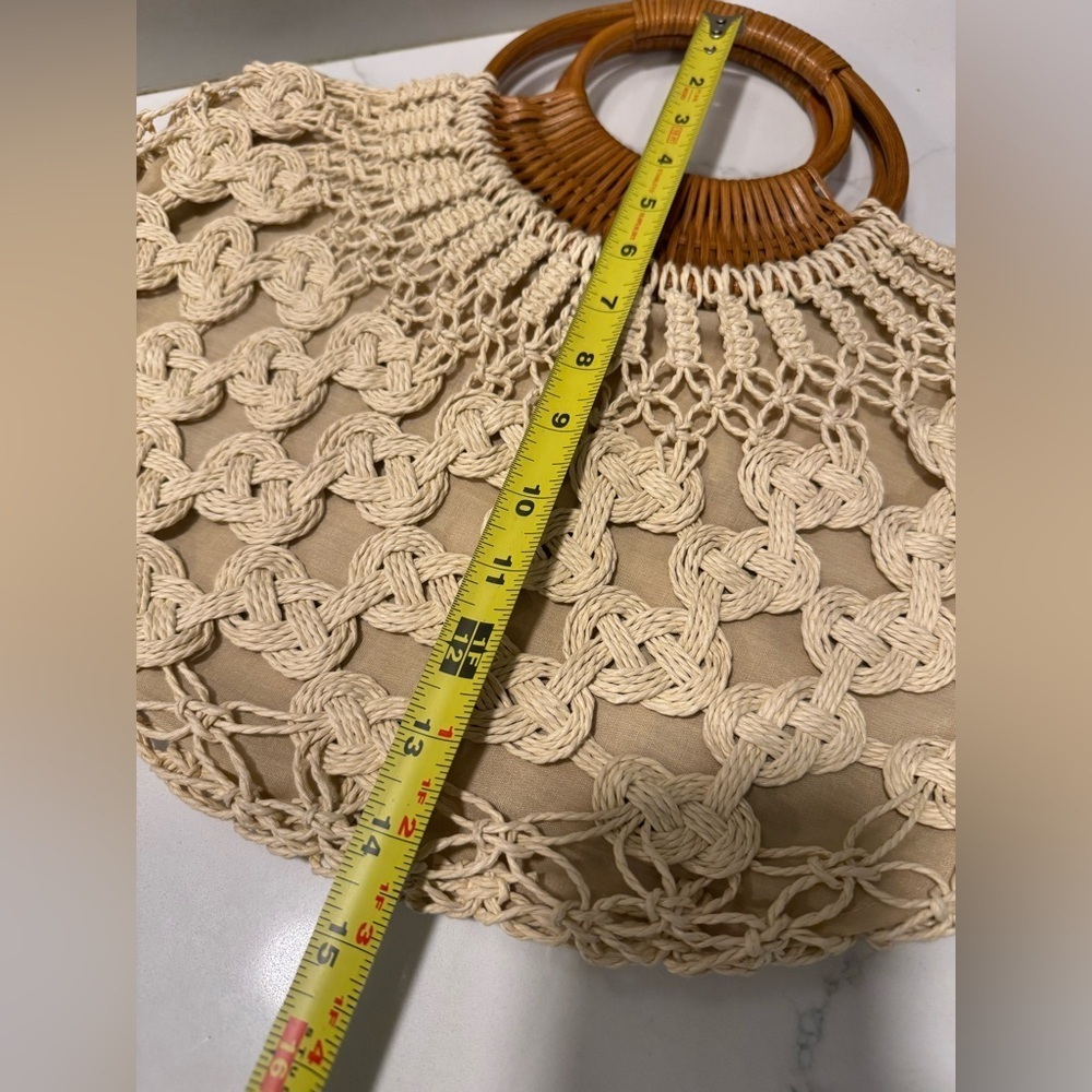 Elegant Cream Woven Handbag - Picture 7 of 8